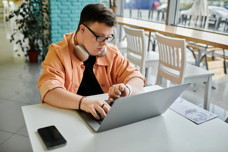 A man browsing TheConvoStation website.