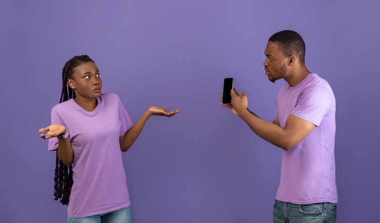 Man showing his phone to a confused woman during an unclear situationship conversation